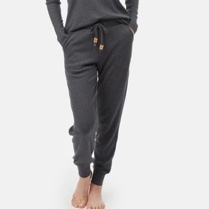 tentree wide waffle jogger in jet black sand